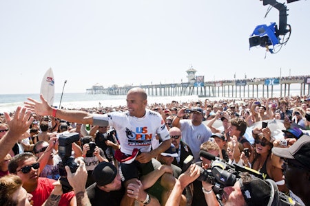 MR. POPULAR: Mer enn 100.000 mennesker tok imot Slater da han kom i land etter seieren under Nike US Open på Huntington Beach. 