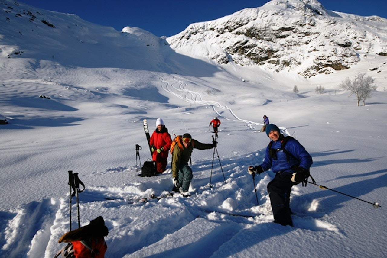 TILFREDSE FOLK: En meget tilfreds gjeng etter nedkjøring fra Kvitingane. Brødrene Bård og Amund Amundsen til venstre, Per Ola Seim til høyre. Foto: Jørgen Aamot