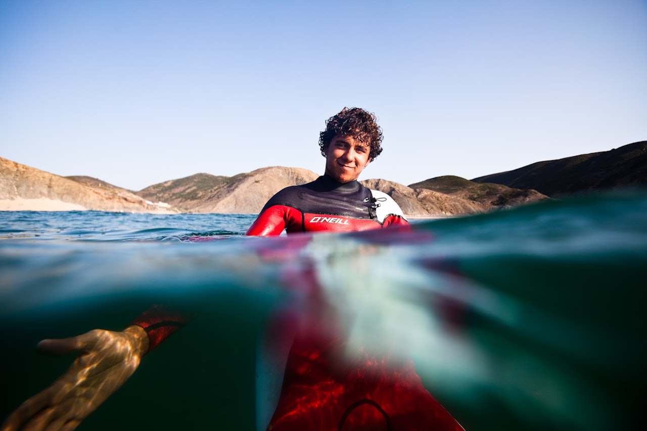 I SITT RETTE ELEMENT: Luca Petersen Guichard sørget for en ny førsteplass under Circuito Surf Algarve på Amado Beach. Bilde: Christian Nerdrum I SITT RETTE ELEMENT: Luca Petersen Guichard sørget for en ny førsteplass under Circuito Surf Algarve på Amado Beach. Bilde: Christian Nerdrum