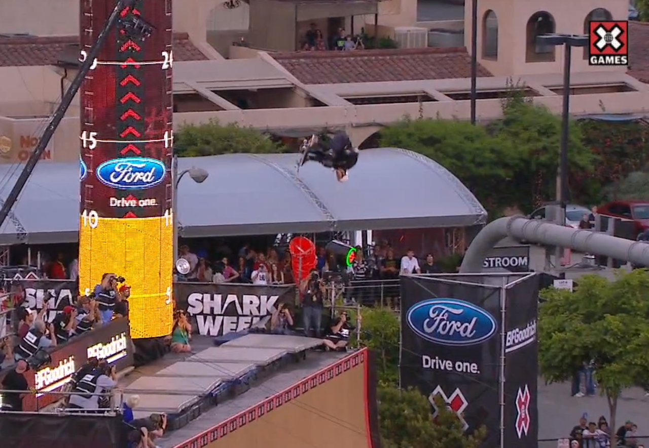 GULL: Bob Burnquist vant skateboard big air. GULL: Bob Burnquist vant skateboard big air.