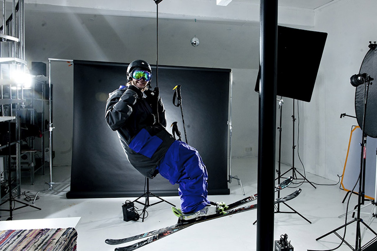 HOPE IN HANGING SNORE: Aleksander Aurdal henger i taket for å kunne grabbe best mulig i fotograf Vegard Breies studio. Foto: Vegard Breie HOPE IN HANGING SNORE: Aleksander Aurdal henger i taket for å kunne grabbe best mulig i fotograf Vegard Breies studio. Foto: Vegard Breie