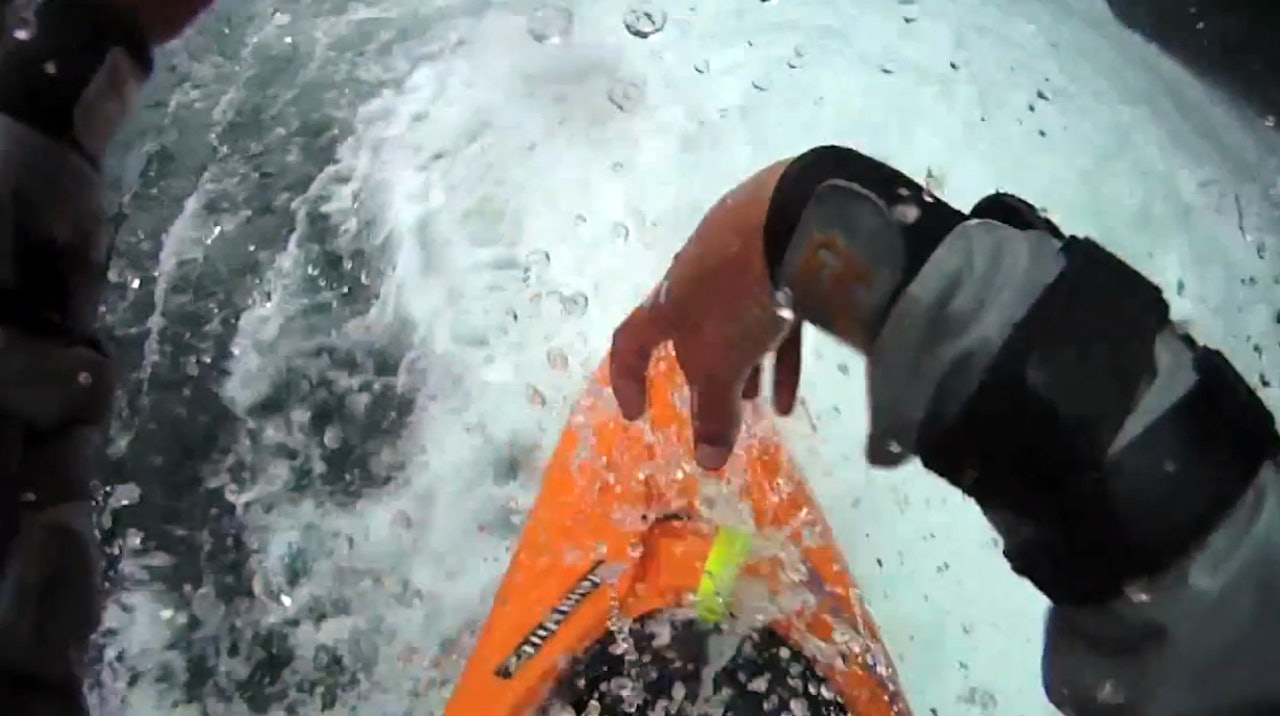 BROWN: Dette trikset, som gjøres med den ene hånda på vei utfor fosser, er siste skrik i elvepadleverdenen. BROWN: Dette trikset, som gjøres med den ene hånda på vei utfor fosser, er siste skrik i elvepadleverdenen.