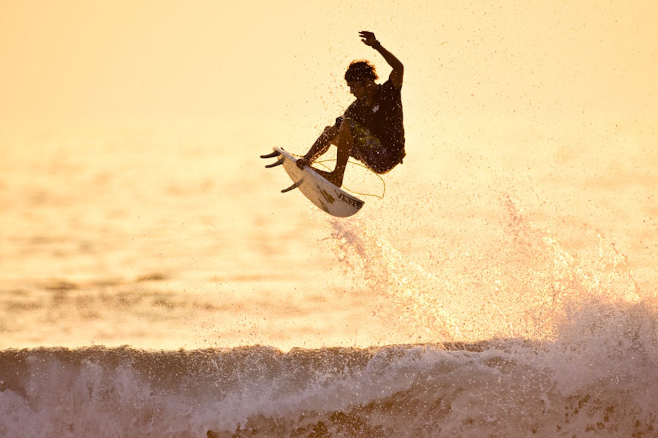 AIRS: Dylan Graves gjør fete airs i Vans sin nye surf-film. AIRS: Dylan Graves gjør fete airs i Vans sin nye surf-film.