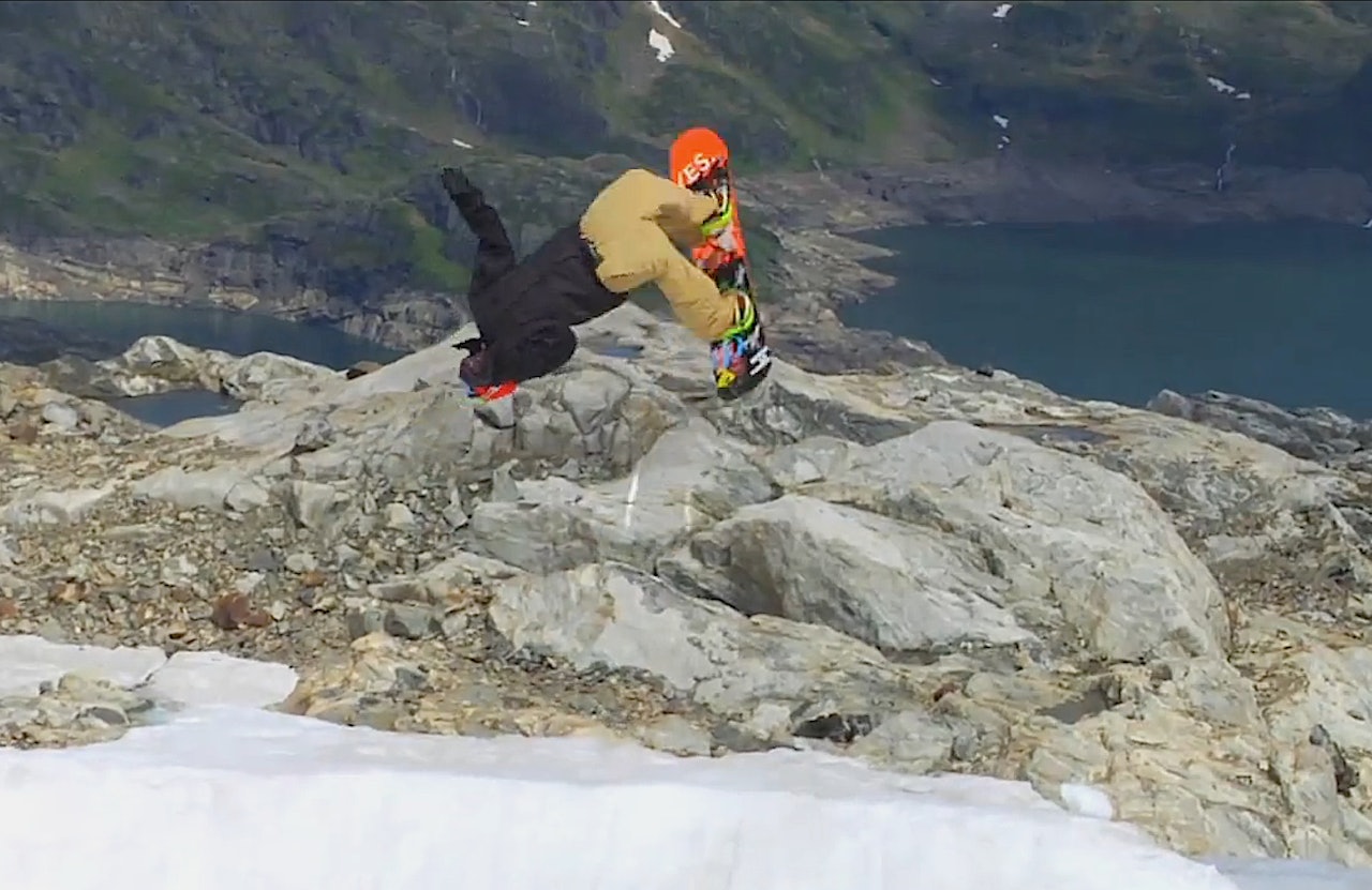 SISTE BACKFLIP: Blåisen har begynt å vise seg på breen. SISTE BACKFLIP: Blåisen har begynt å vise seg på breen.