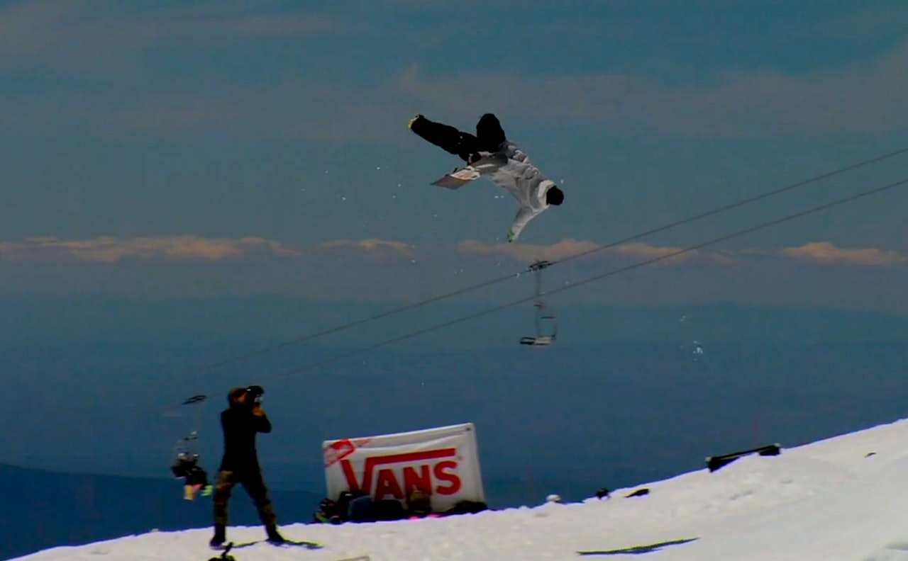 EN-FOTET: Bode Merril har vist frem sine onefoot-ferdigheter i de to siste Absinthe-filmene. I denne filmen gjør han også onefoot frontflip. EN-FOTET: Bode Merril har vist frem sine onefoot-ferdigheter i de to siste Absinthe-filmene. I denne filmen gjør han også onefoot frontflip.