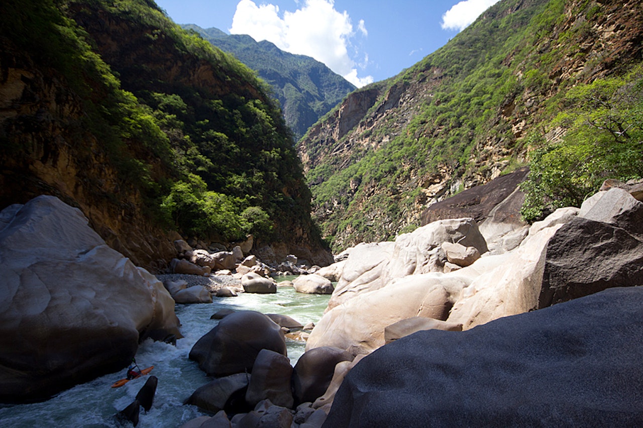 DYPE JUV: Mariann på vei ned et av utallige. blokkerte stryk på elva Apurímac, som er en av kildene til verdens største elv. Amazonas. DYPE JUV: Mariann på vei ned et av utallige. blokkerte stryk på elva Apurímac, som er en av kildene til verdens største elv. Amazonas.