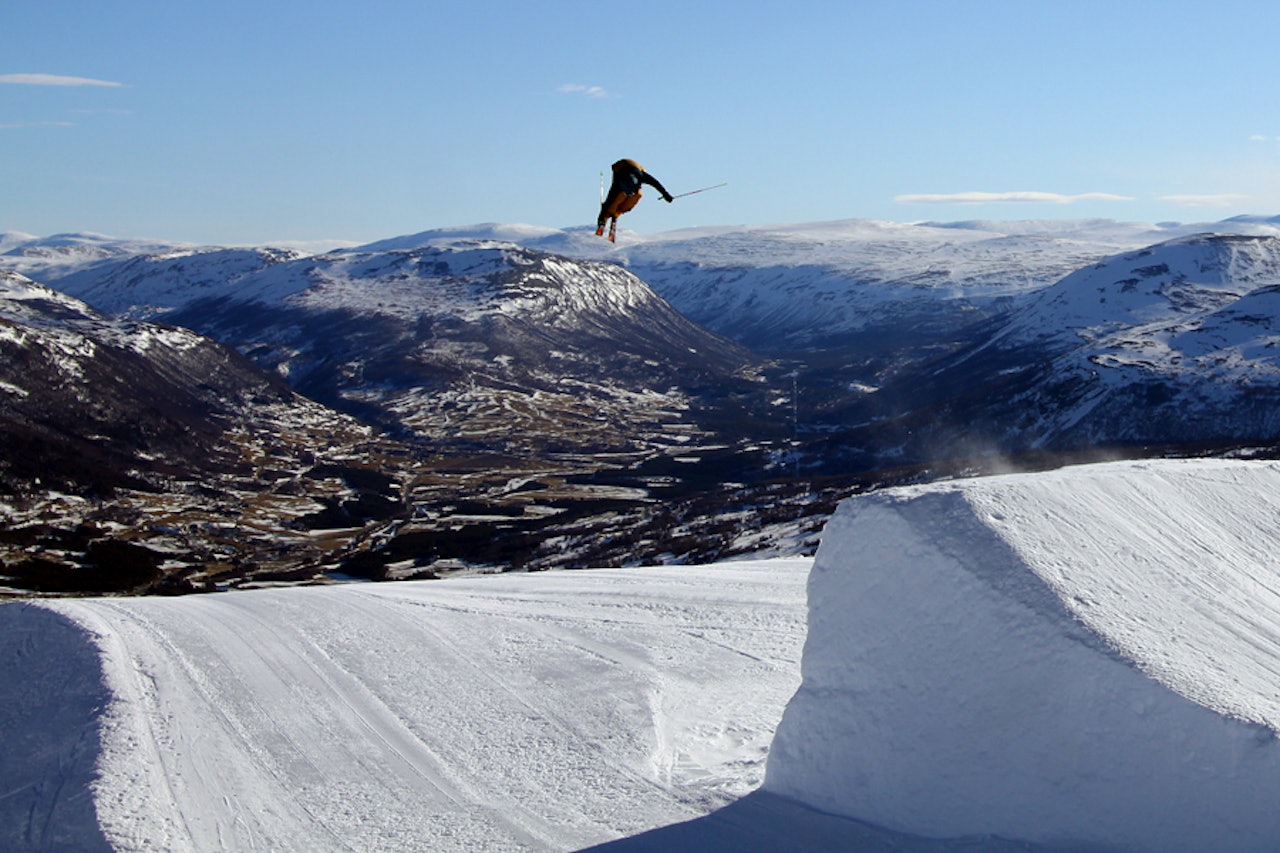 COACH: Espen Bergh, som i skrivende stund ligger an til å vinne King of Style-kvalifiseringa, er hovedinstruktør på jibbecampen i Gol. Foto: Tore Meirik COACH: Espen Bergh, som i skrivende stund ligger an til å vinne King of Style-kvalifiseringa, er hovedinstruktør på jibbecampen i Gol. Foto: Tore Meirik