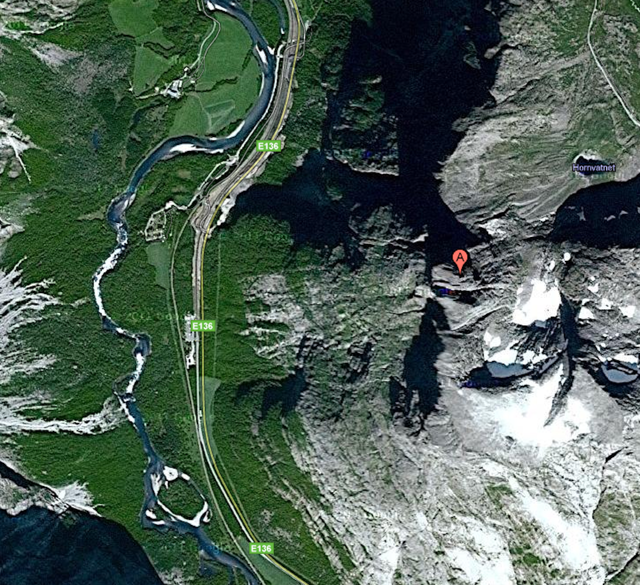 ROMSDALSHORN: Den omkomne skal ha hoppet fra Romsdalshorn og blitt funnet ikke langt fra E136. ROMSDALSHORN: Den omkomne skal ha hoppet fra Romsdalshorn og blitt funnet ikke langt fra E136.