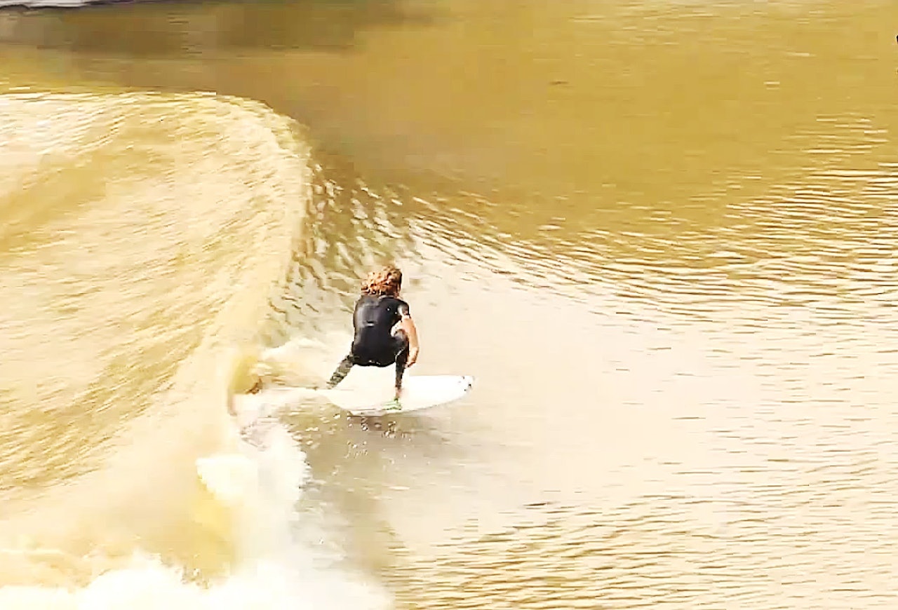 20 I STIL: Det britiske surfeesset Reubyn Ash gir bølga 20 i stil. 20 I STIL: Det britiske surfeesset Reubyn Ash gir bølga 20 i stil.