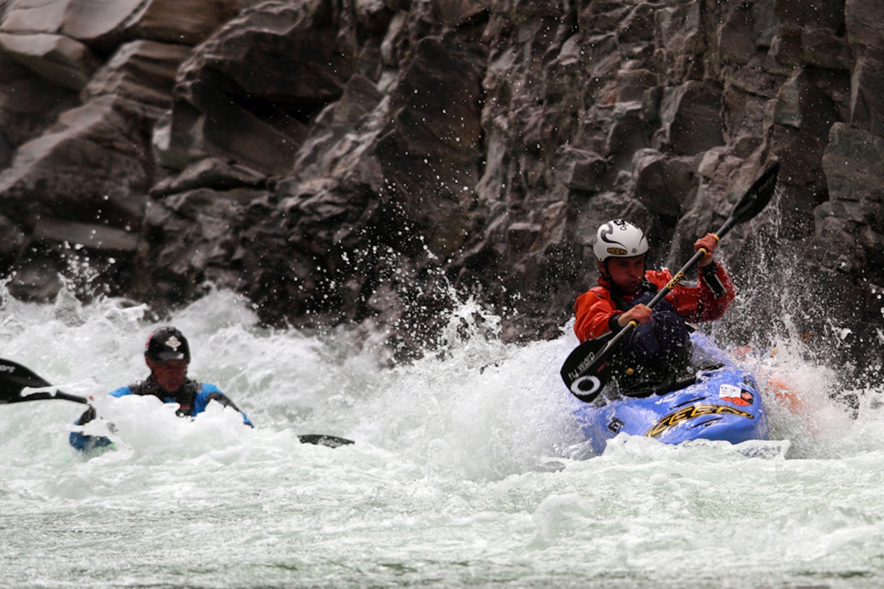 KAMP OM PLASSEN: Korridoren mellom de to siste strykene på Åmotfallene i Sjoa er avgjørende for å få god plass i det siste stryket før mål. Foto: Tore Meirik KAMP OM PLASSEN: Korridoren mellom de to siste strykene på Åmotfallene i Sjoa er avgjørende for å få god plass i det siste stryket før mål. Foto: Tore Meirik