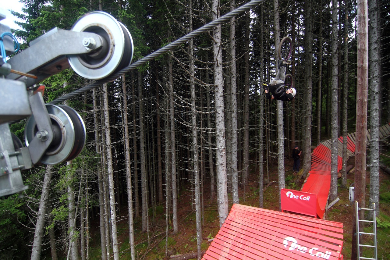 HØYDEPUNKT: Adrian Tells frontflip var et av mange høydepunkt under slopestylekonkurransen i Bavallen. Foto: Tore Meirik. HØYDEPUNKT: Adrian Tells frontflip var et av mange høydepunkt under slopestylekonkurransen i Bavallen. Foto: Tore Meirik.