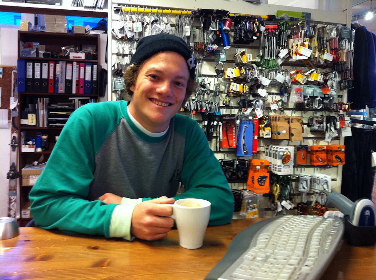 PÅ JOBB: Espen Bergh jobber i sportsbutikk i sommer. Foto: Tore Meirik