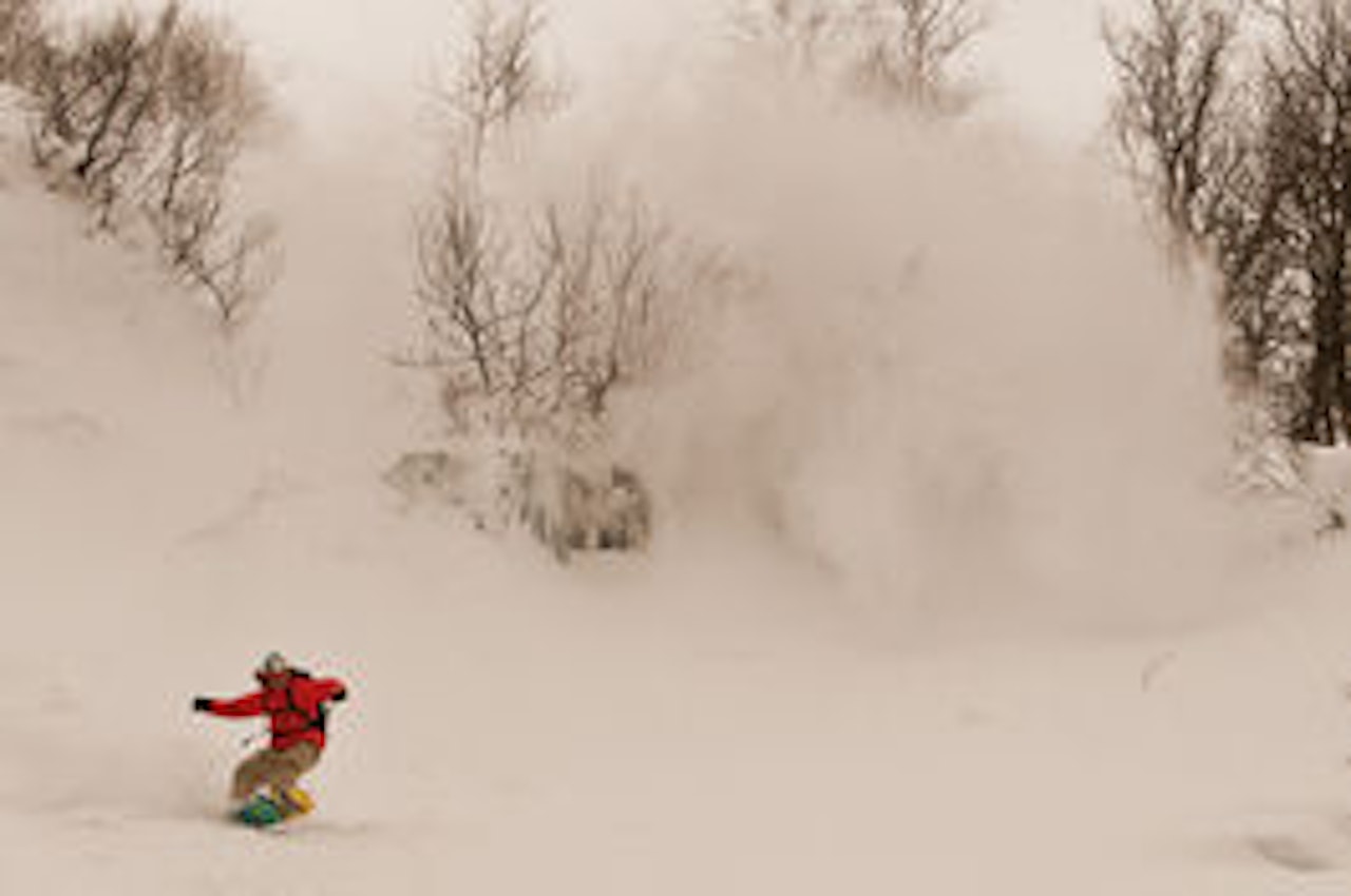 NEDEDAGER: Mads Jonsson nyter heisbasert Stranda-pudder, mens helikopteret venter på godvær. NEDEDAGER: Mads Jonsson nyter heisbasert Stranda-pudder, mens helikopteret venter på godvær.