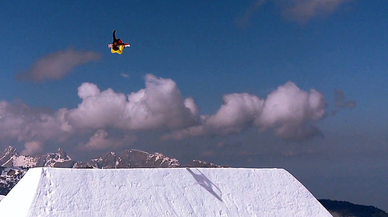 HIP FYR: Fredrik Evensen flyt høyt over hip´en i Frankrike. HIP FYR: Fredrik Evensen flyt høyt over hip´en i Frankrike.