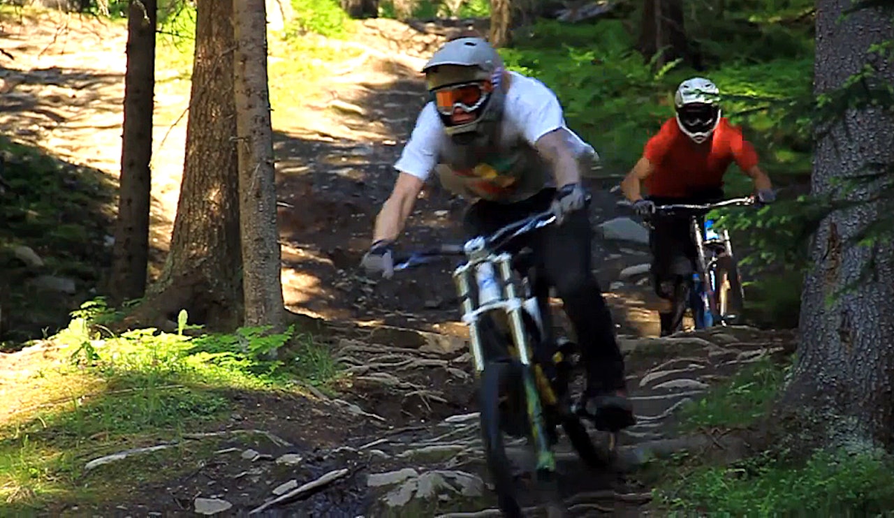 BULDRELØYPA: Mads André Haugen (foran) og Kristoffer Haugland drar på i Buldreløypa i Hafjell Bike Park. BULDRELØYPA: Mads André Haugen (foran) og Kristoffer Haugland drar på i Buldreløypa i Hafjell Bike Park.