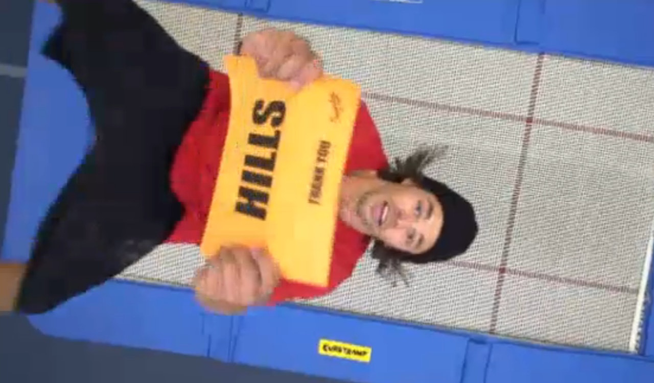 BACKFLIP: Ulrik Badertscher satser på å få klemt inn en backflip i videoen. BACKFLIP: Ulrik Badertscher satser på å få klemt inn en backflip i videoen.