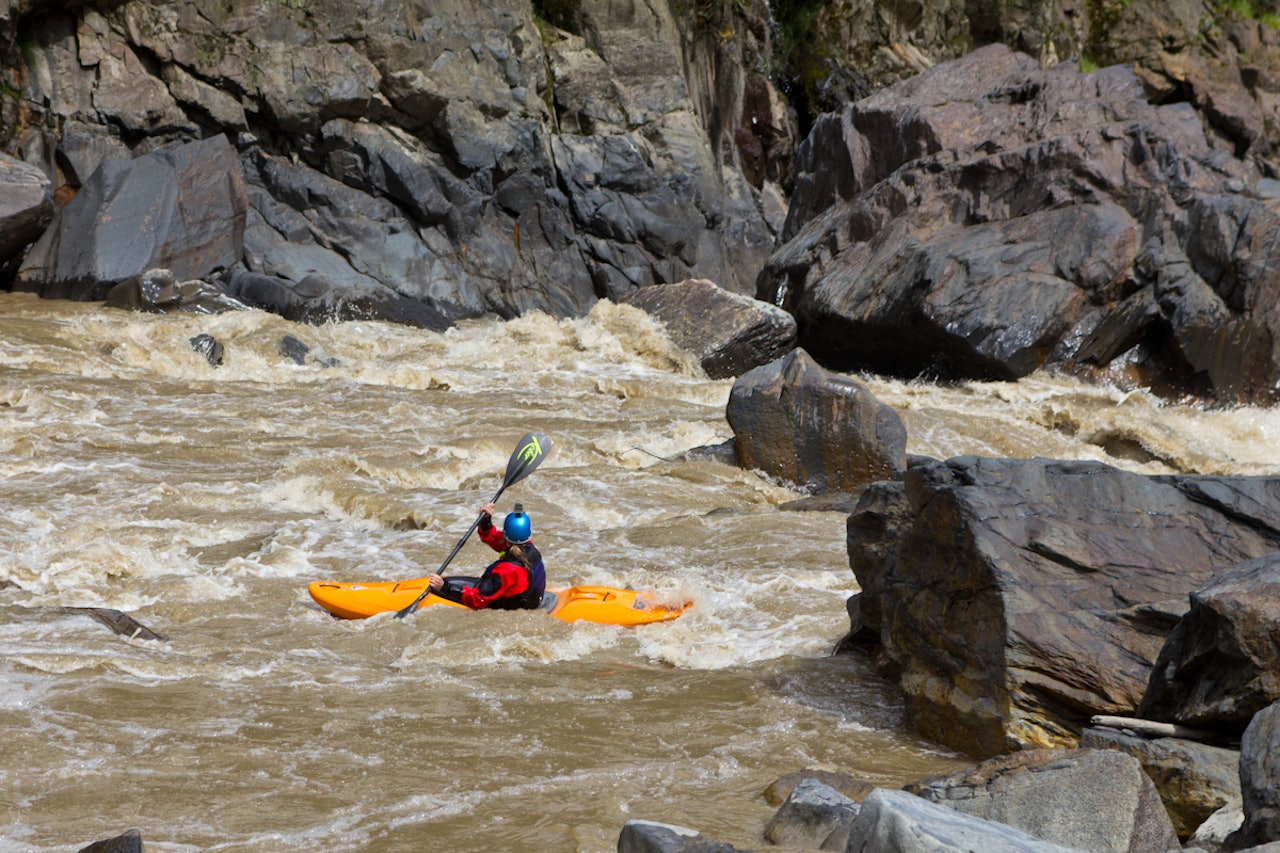 KONTINUERLIG: Mariann koser seg i ett av hundrevis av fine stryk i Rio Paucartambo. Foto: Ron Fischer KONTINUERLIG: Mariann koser seg i ett av hundrevis av fine stryk i Rio Paucartambo. Foto: Ron Fischer