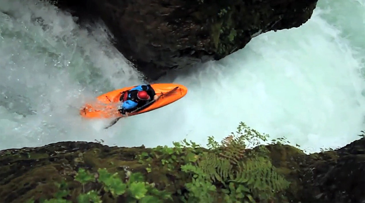 DRAR PÅ: Mathias Fossum har sørget for å vaske ørene sine i kanadisk brevann. DRAR PÅ: Mathias Fossum har sørget for å vaske ørene sine i kanadisk brevann.