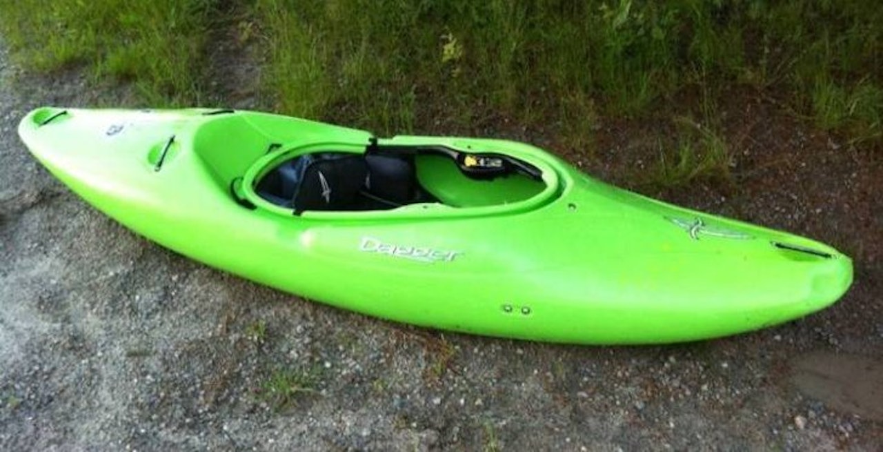 FUNNET DRIVENDE: Denne elvekajakken ble funnet uten eier i elva Heddøla i ettermiddag. Foto: Jarle Pedersen, TA. FUNNET DRIVENDE: Denne elvekajakken ble funnet uten eier i elva Heddøla i ettermiddag. Foto: Jarle Pedersen, TA.