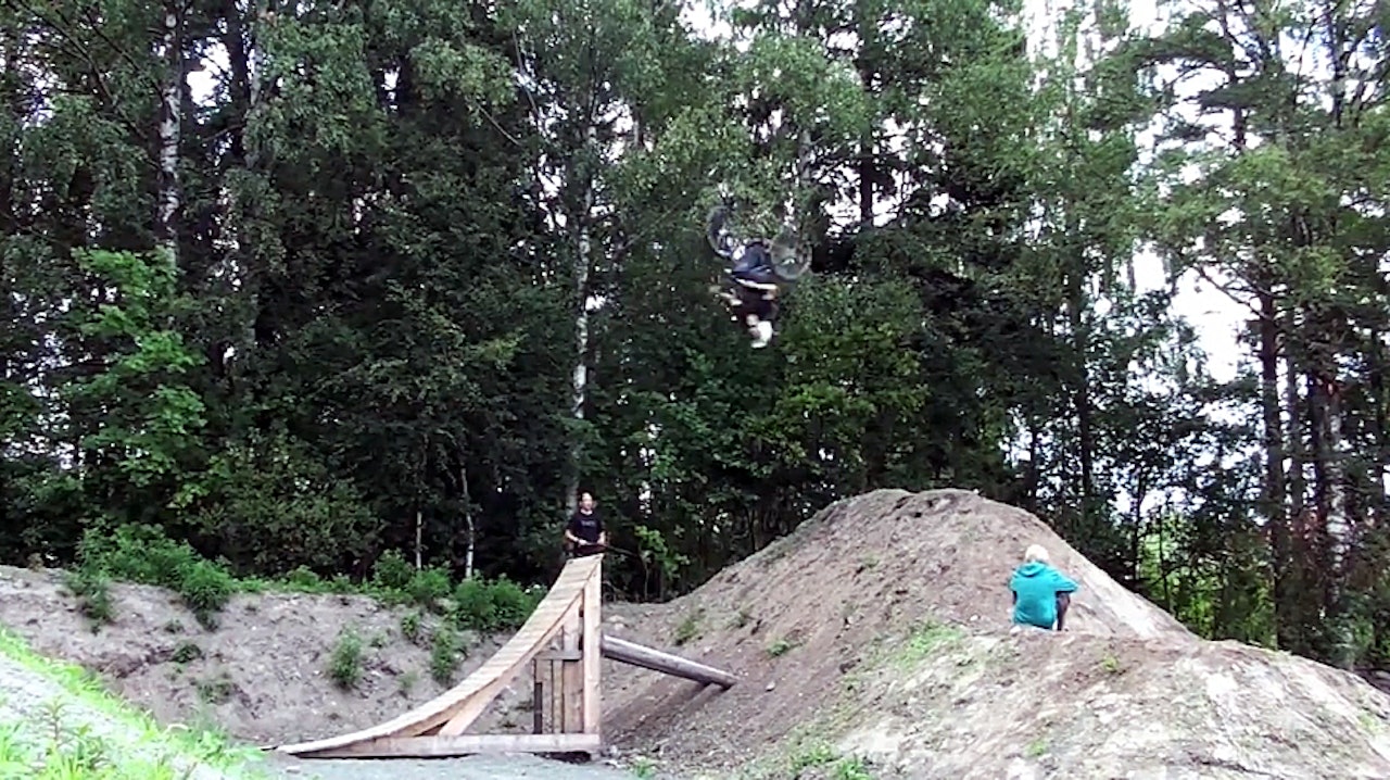 BACKFLIP: Sindre kan enda fetere triks enn dette! BACKFLIP: Sindre kan enda fetere triks enn dette!