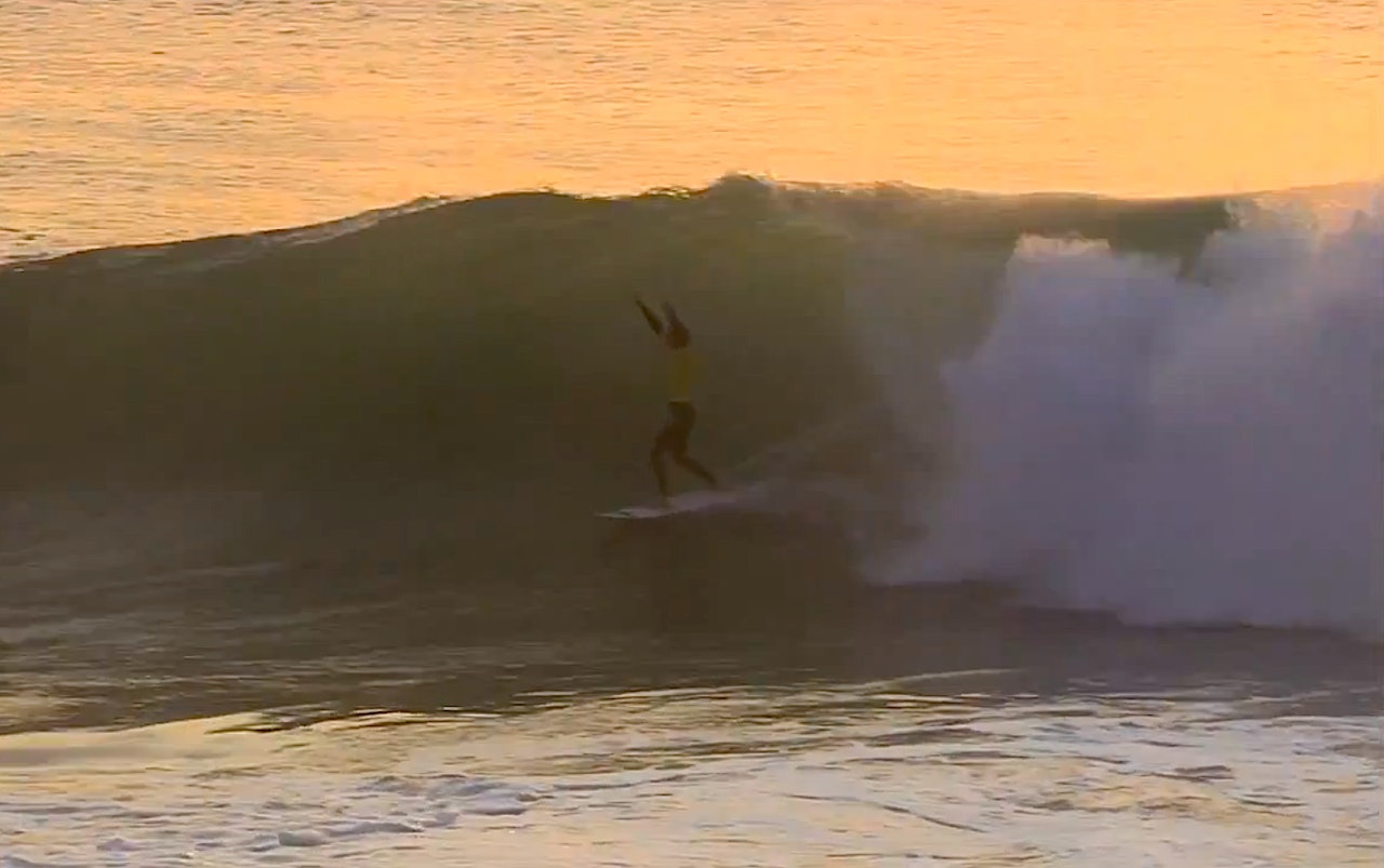 HENDA I VÆRET: Bede Durbidge feiret etter denne bølgen som ble kåret til dagens beste bølge. HENDA I VÆRET: Bede Durbidge feiret etter denne bølgen som ble kåret til dagens beste bølge.