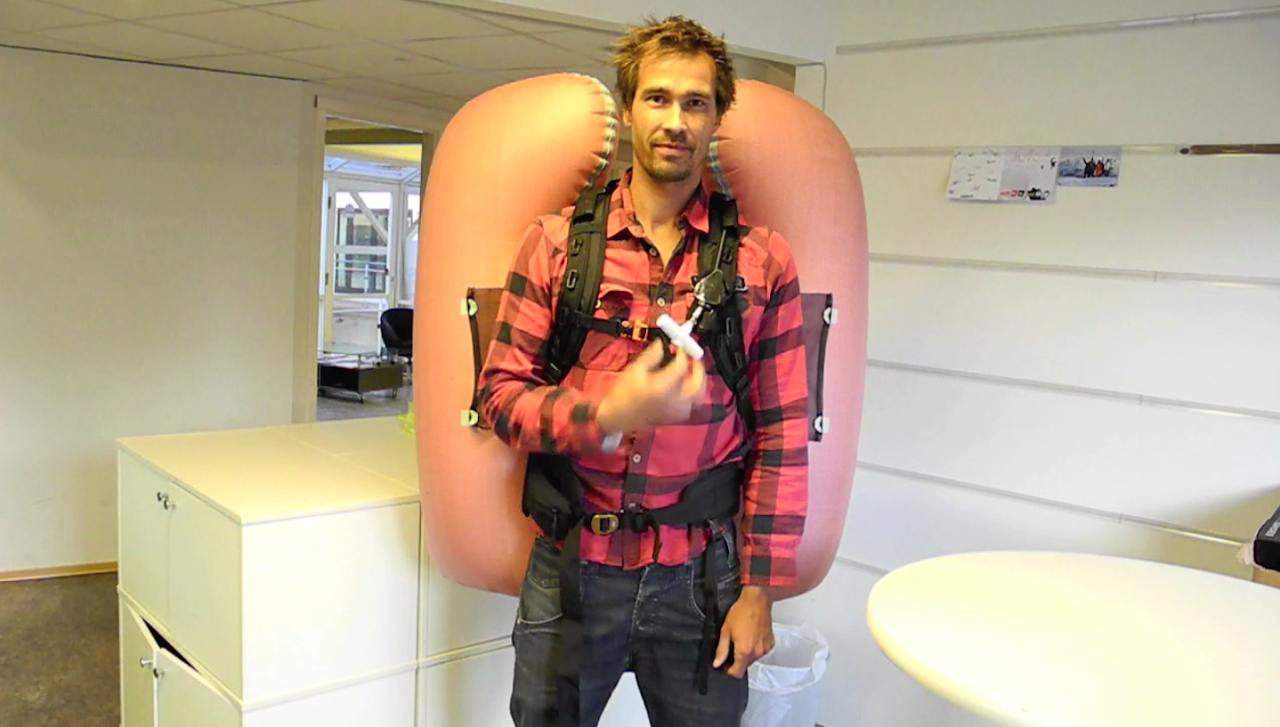 SKREDSEKK: To livreddende ballonger blåses opp i løpet av noen få sekunder. SKREDSEKK: To livreddende ballonger blåses opp i løpet av noen få sekunder.