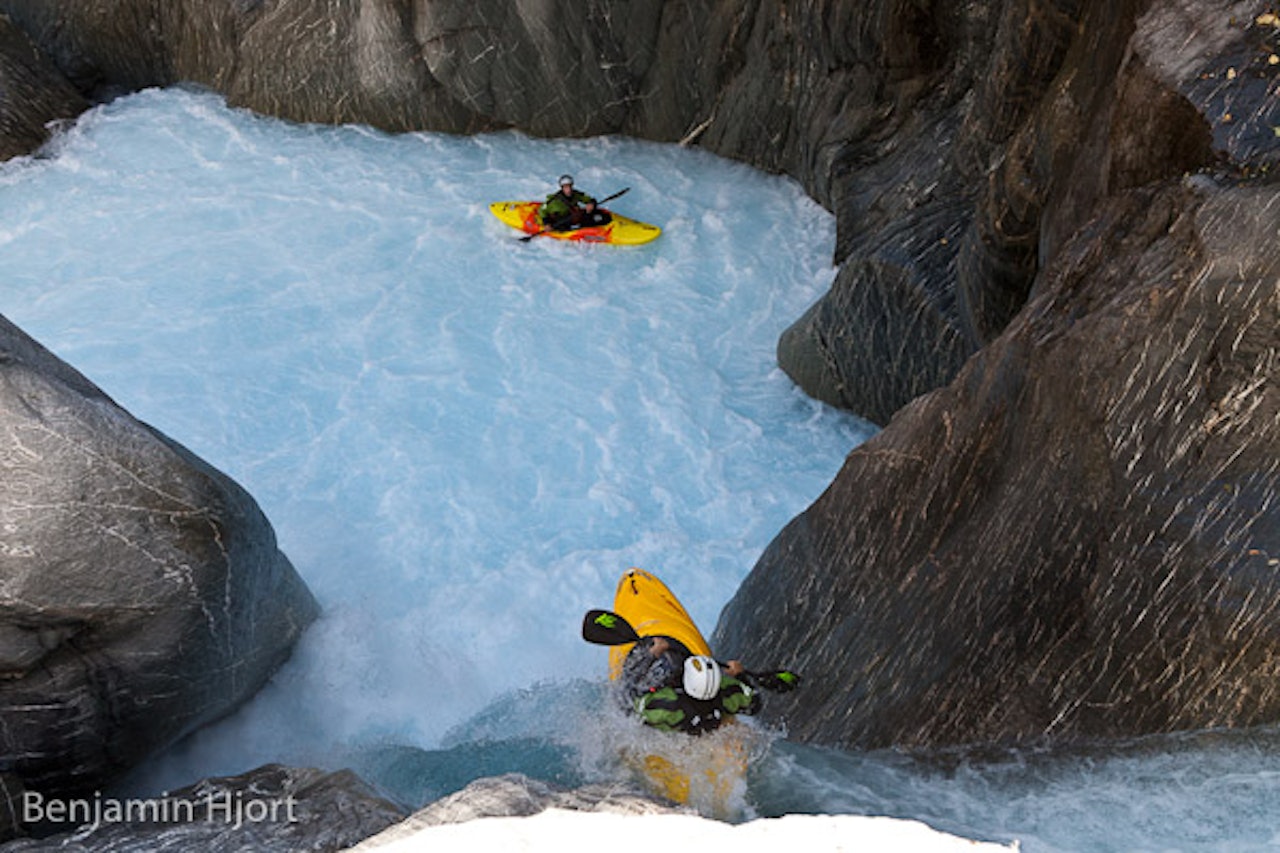 KONTRASTENES LAND: Blått vann og glattslipt fjell i utilgjengelige elver som krever helikopter for å nås, er typisk for padlinga på New Zealand. Foto: Benjamin Hjort KONTRASTENES LAND: Blått vann og glattslipt fjell i utilgjengelige elver som krever helikopter for å nås, er typisk for padlinga på New Zealand. Foto: Benjamin Hjort