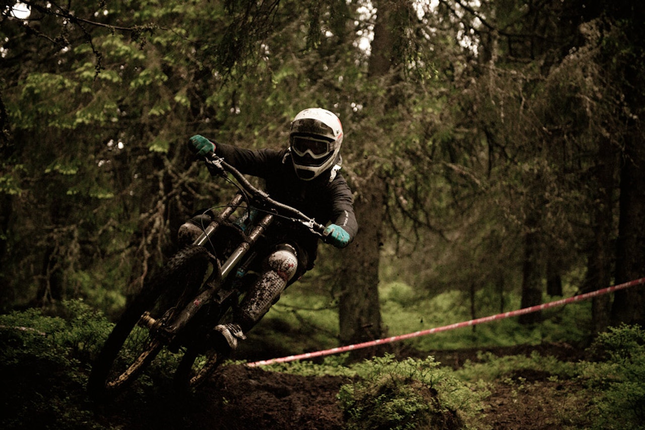 IKKE FOTBALLSPILLEREN: Espen Johnsen kan å traktere utforsykkelen sin. Her gjør han det i utforløypa på Voss. Foto: Vegard Breie. IKKE FOTBALLSPILLEREN: Espen Johnsen kan å traktere utforsykkelen sin. Her gjør han det i utforløypa på Voss. Foto: Vegard Breie.