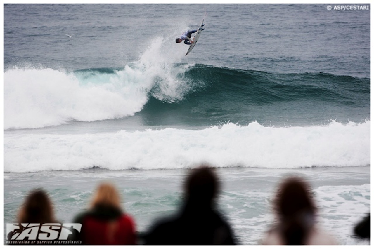 FØRSTE SEIER: Gabriel Medina tok hjem seieren i sin andre konkurransen blant de beste av de beste. Foto: ASP World Tour. FØRSTE SEIER: Gabriel Medina tok hjem seieren i sin andre konkurransen blant de beste av de beste. Foto: ASP World Tour.