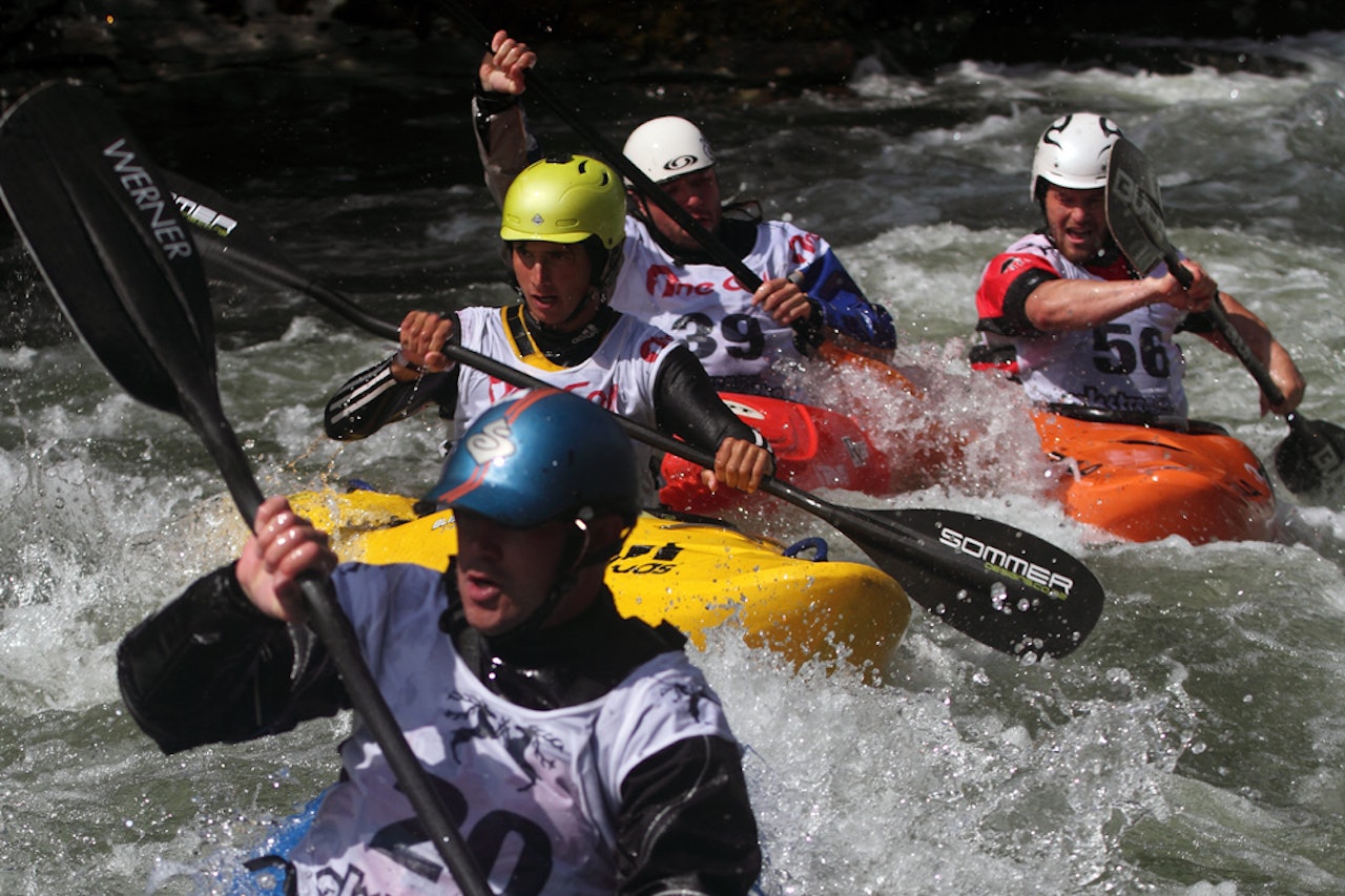 VANT: Sam Sutton (i gul kajakk) fra New Zealand vant dagens boatercross. Foto: Tore Meirik VANT: Sam Sutton (i gul kajakk) fra New Zealand vant dagens boatercross. Foto: Tore Meirik