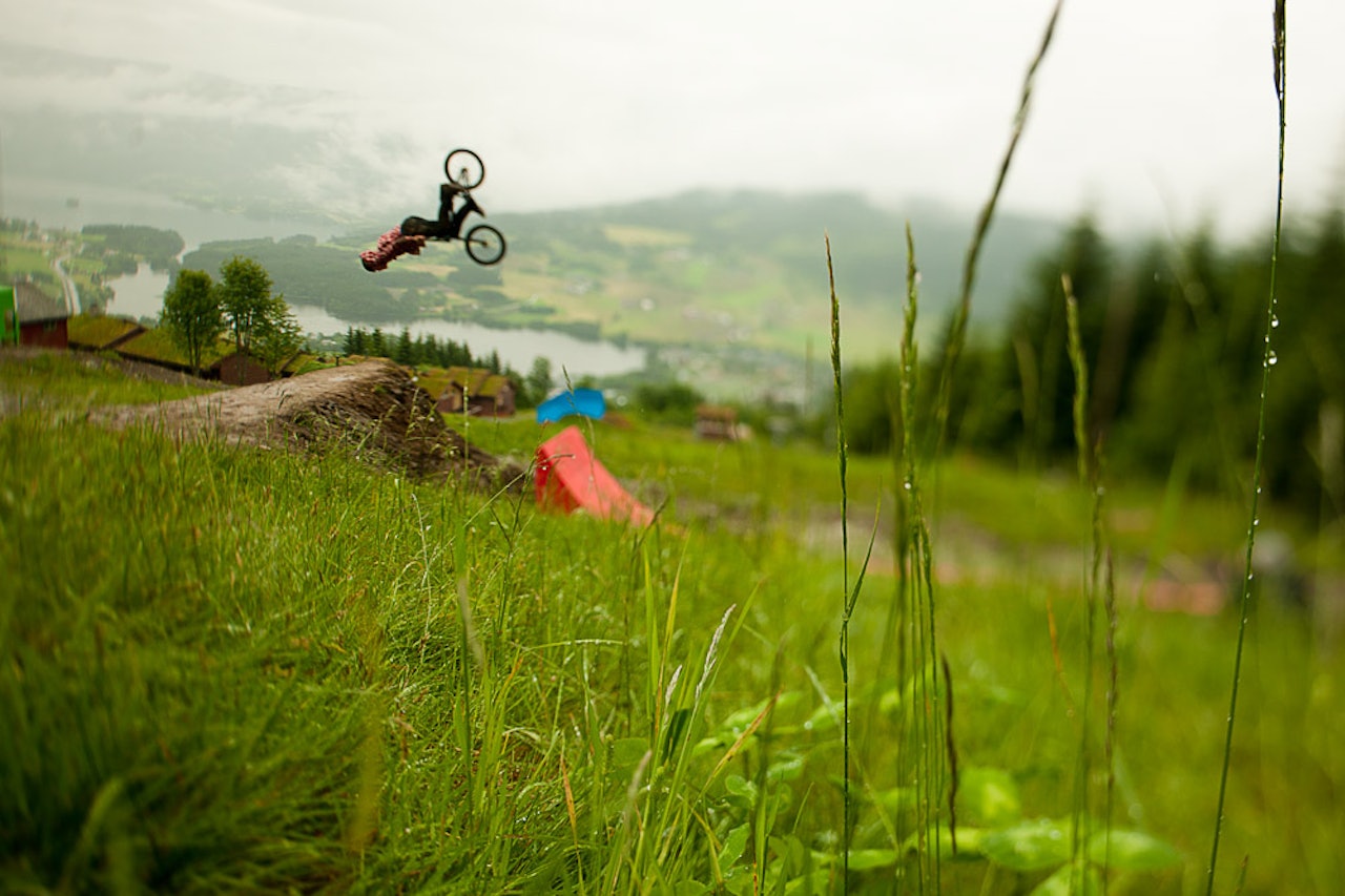 BACKFLIP: Breie gjør kunster med lys og vinkler, og Didrik Dege Dimmen med BMX-sykkelen. Foto: Vegard Breie. BACKFLIP: Breie gjør kunster med lys og vinkler, og Didrik Dege Dimmen med BMX-sykkelen. Foto: Vegard Breie.