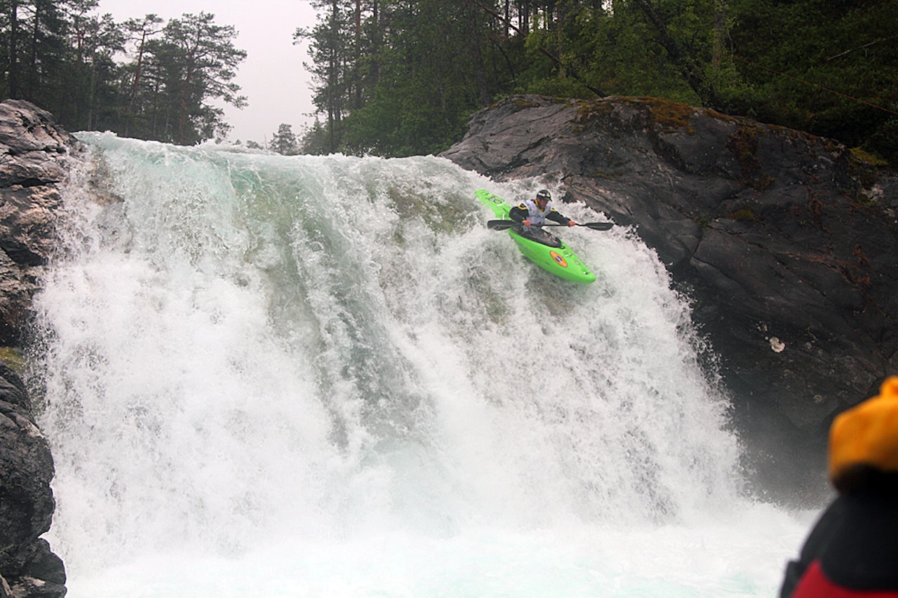7-METERN: Nederlandske Emiel Beukenkamp setter utfor fossen i Brandsethelva. Foto: Tore Meirik 7-METERN: Nederlandske Emiel Beukenkamp setter utfor fossen i Brandsethelva. Foto: Tore Meirik