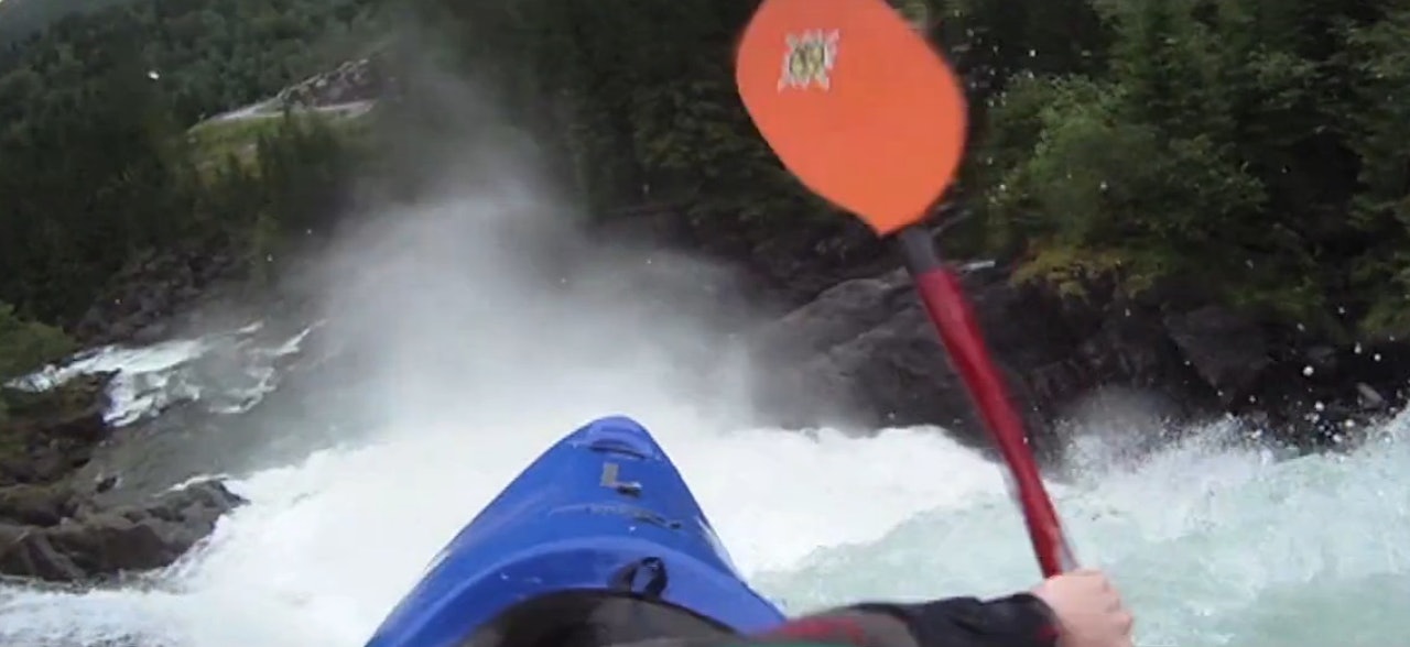 BRATTPADLING: Utsikt fra hjelmen til Fri Flyts nettredaktør på vei utfor Teigdalselva. BRATTPADLING: Utsikt fra hjelmen til Fri Flyts nettredaktør på vei utfor Teigdalselva.