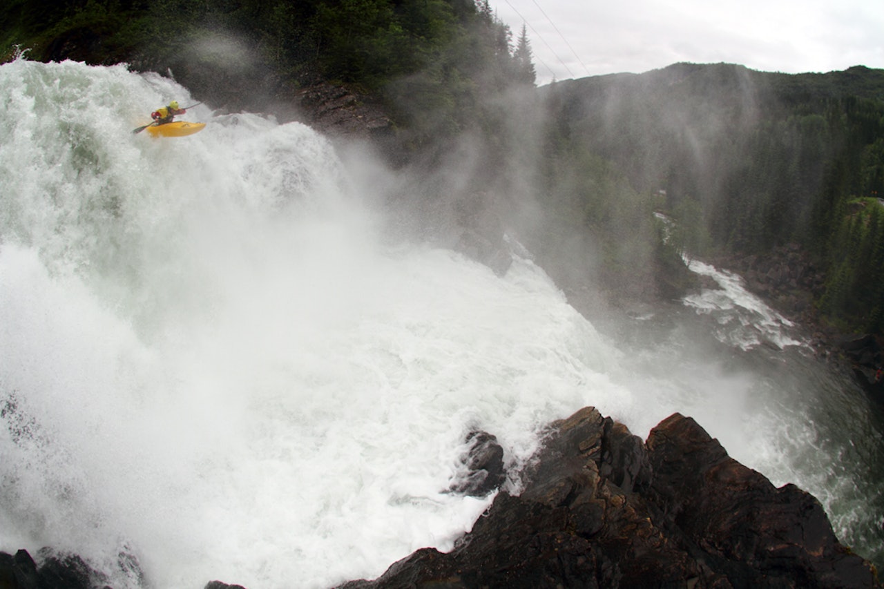 STORT VANN: Sam Sutton fra New Zealand kaster seg ut dobbeldroppet i Teigdalen på voksen vannføring. Foto: Tore Meirik STORT VANN: Sam Sutton fra New Zealand kaster seg ut dobbeldroppet i Teigdalen på voksen vannføring. Foto: Tore Meirik