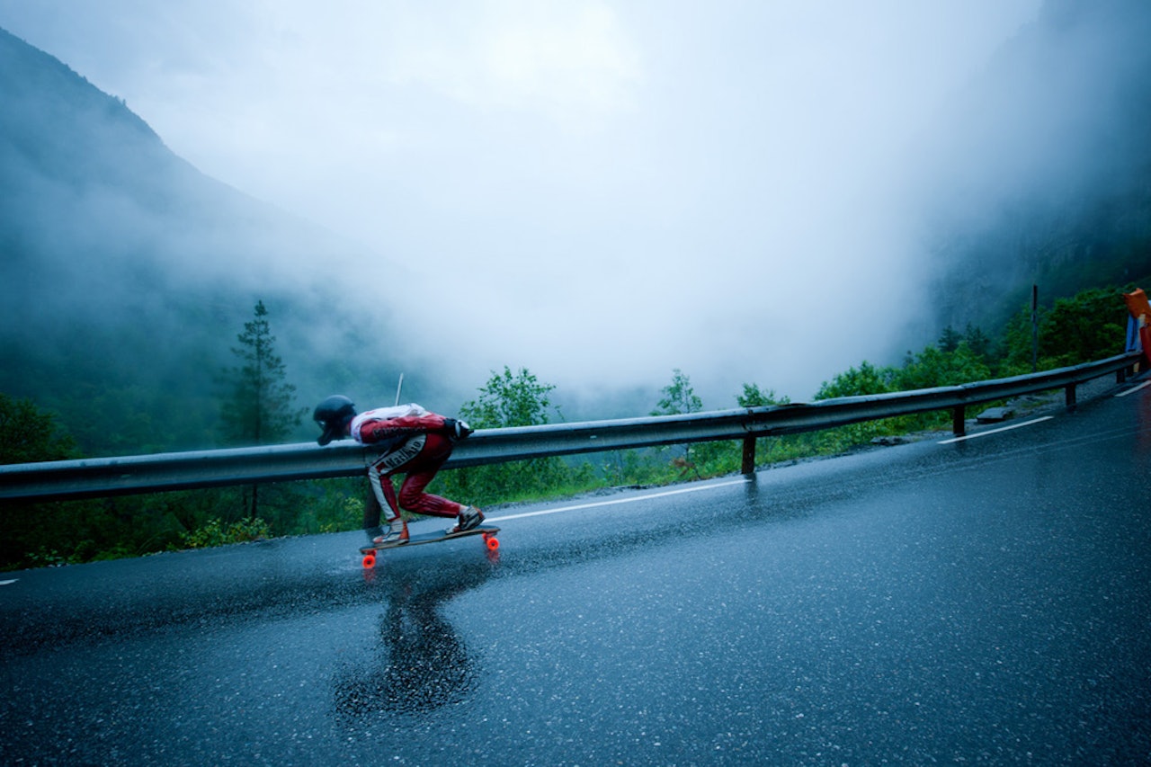 GÅR UNNA: Stor fart og våt vegbane for longboarderne. Foto: Vegard Breie. GÅR UNNA: Stor fart og våt vegbane for longboarderne. Foto: Vegard Breie.