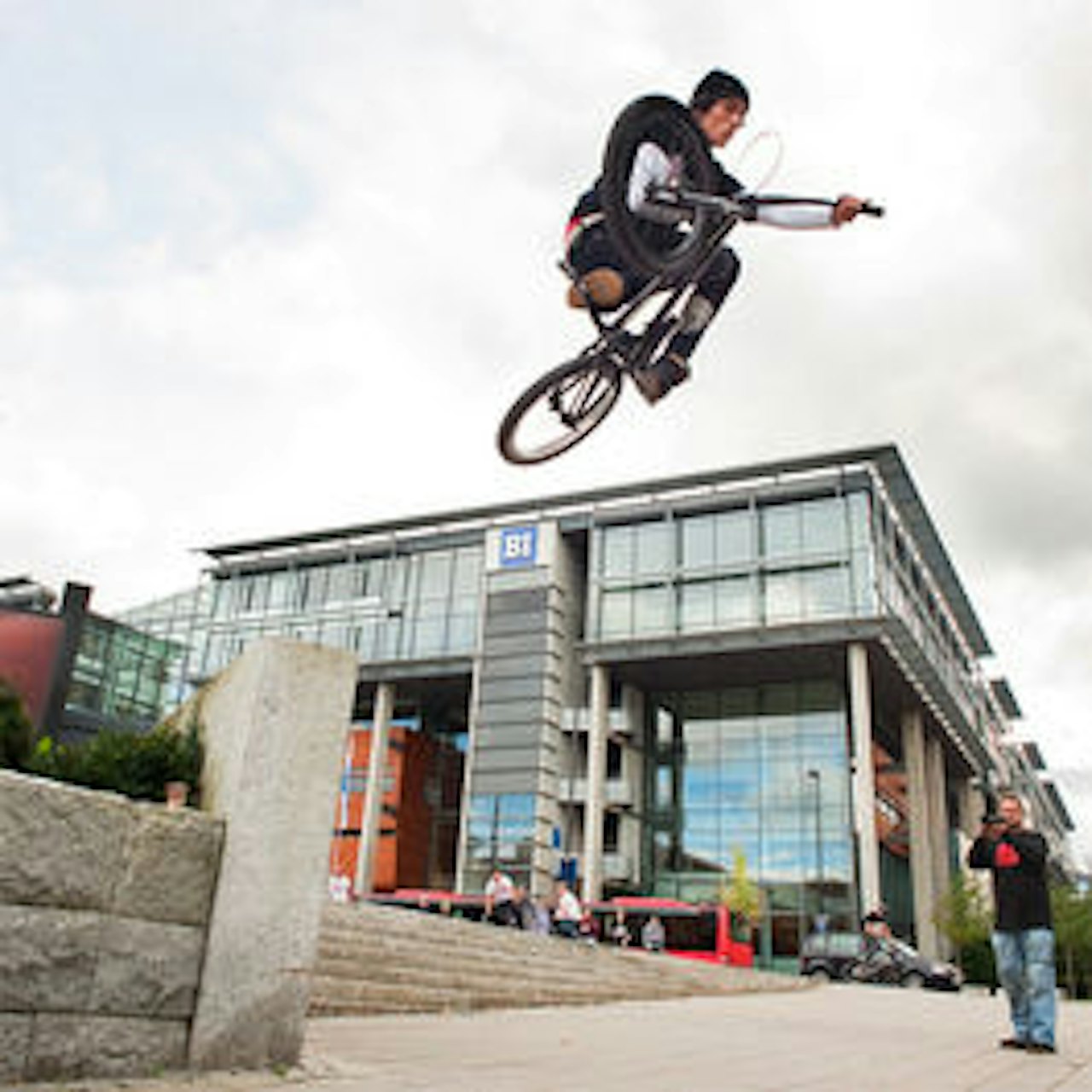 Matias Vasques med en økonomisk riktige table ut ledgen ved BI. Foto: Mads Huseby Matias Vasques med en økonomisk riktige table ut ledgen ved BI. Foto: Mads Huseby