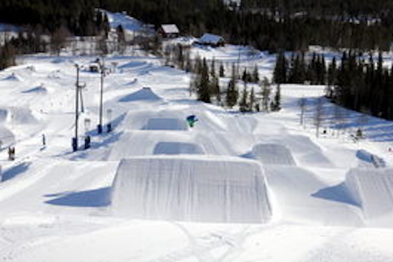 TRENINGSANLEGG: Daniel Angeltveit tar for seg av godsakene i Trôtparken i Funäsdalen TRENINGSANLEGG: Daniel Angeltveit tar for seg av godsakene i Trôtparken i Funäsdalen