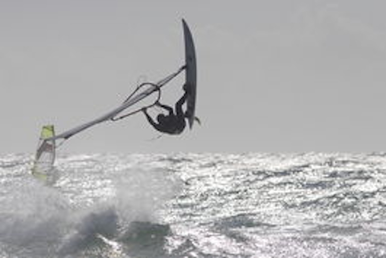 LUFTIG: Det ble en frisk start på windsurf-sesongen for noen ivrige sjeler. Foto: Pål Rype
