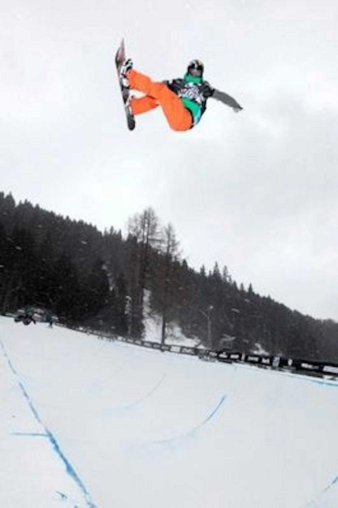 STARTER I DAG: Konkurransen åpner med halfpipekvalifisering. Gian Simmen testet pipen i går. STARTER I DAG: Konkurransen åpner med halfpipekvalifisering. Gian Simmen testet pipen i går.