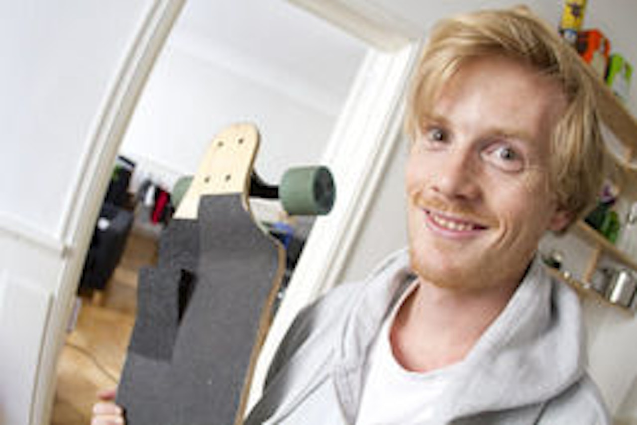 «GASSPEDAL»: Med denne klossen i isopor blir det letter å stå i posisjon på brettet. «GASSPEDAL»: Med denne klossen i isopor blir det letter å stå i posisjon på brettet.