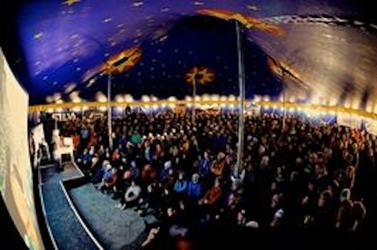 KÆLT I TÆLT: 800 fjellgeiter fikk med seg Fjellfilmfestivalen på Turtagrø. Foto: Juel Victor Løkstad KÆLT I TÆLT: 800 fjellgeiter fikk med seg Fjellfilmfestivalen på Turtagrø. Foto: Juel Victor Løkstad