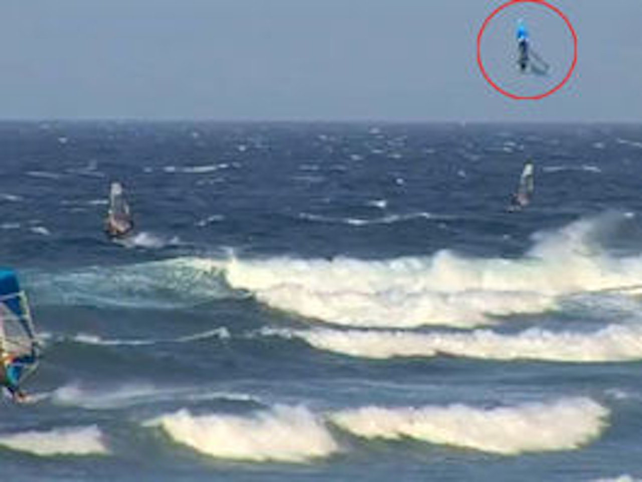 HØYT HENGER DE, OG GLISENDE ER DE: Jonas Ceballos har ikke høydeskrekk. HØYT HENGER DE, OG GLISENDE ER DE: Jonas Ceballos har ikke høydeskrekk.