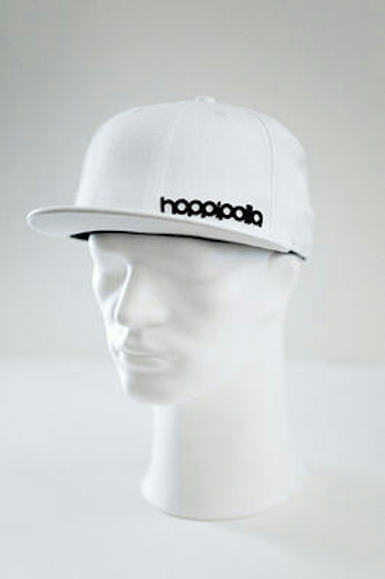 PREMIE: Vinneren vant denne capsen, en lue og en hatt. PREMIE: Vinneren vant denne capsen, en lue og en hatt.