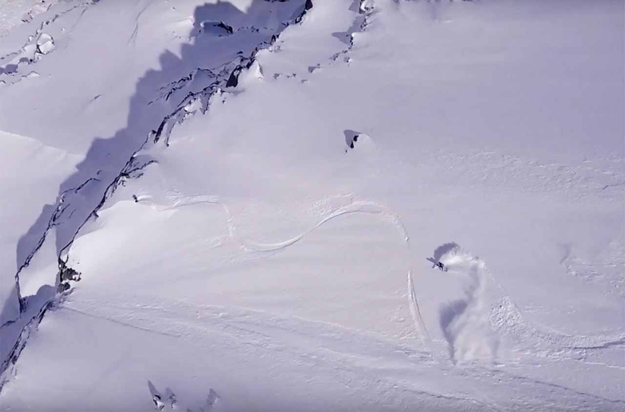 UERFAREN: Oscar Westers første svinger i pudder ble gjort på transportstrekningen fra toppen av Aiguille du Midi og til innsteget på Glacier Rond (!). Her er han på vei ned til storebror som filmer med drone.