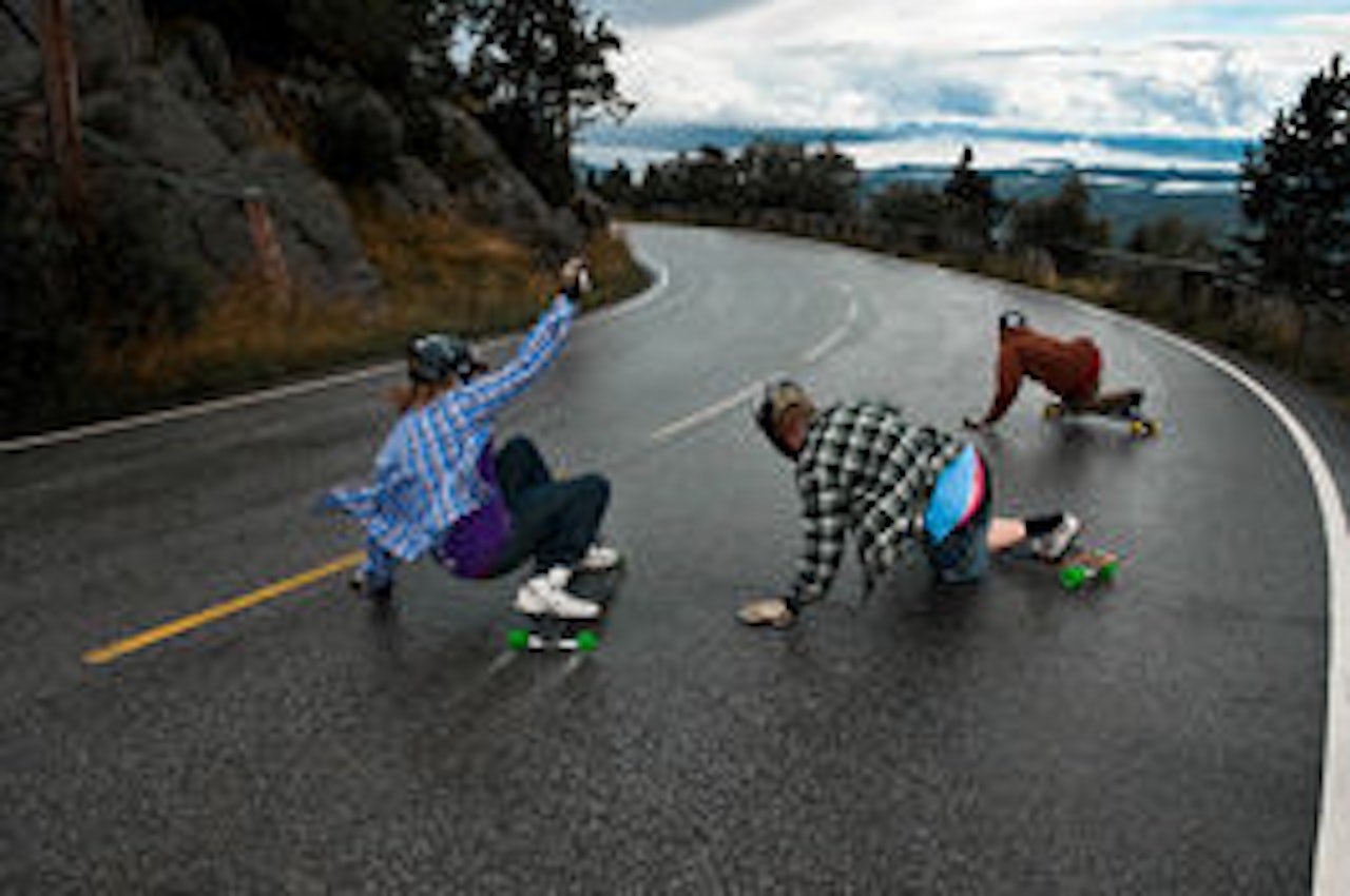 SLIDE! Trygve, Alex og Johan kjenner på asfalten SLIDE! Trygve, Alex og Johan kjenner på asfalten