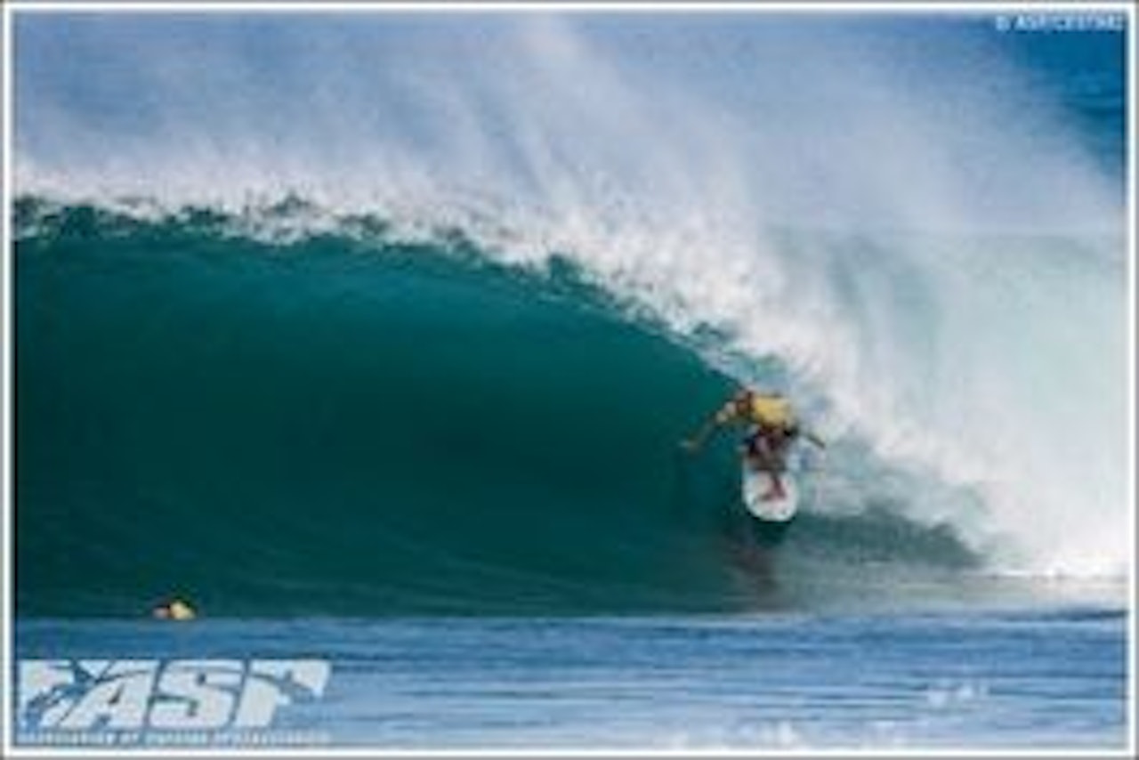 TOUR DE HAWAII: Ved å ha vunnet touren har Slater tatt på seg den gule ledertrøya. Foto: ASP/Cestari TOUR DE HAWAII: Ved å ha vunnet touren har Slater tatt på seg den gule ledertrøya. Foto: ASP/Cestari