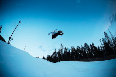 KOM MAI: Chris Helberg lufter skia i superpipen i Wyller en maikveld i fjor. Bilde: Kristoffer Kippernes