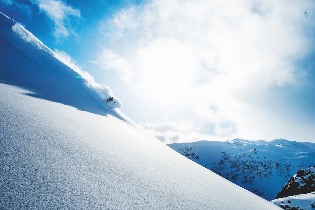 VÆRSKIFTE: Kald luft tørket snøen og jagde vekk suppesikten. Sondre Loftsgarden nyter godene på toppen av Fjellhaugen Skisenter. Foto: Vegard Breie