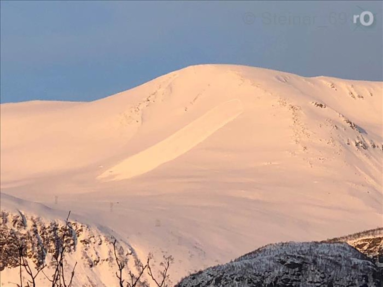 SANDVIKHAUGEN: Her ble en svensk skigåer begravd i snøskred mandag kveld, heldigvis uten at han ble skadet. Bilde av skredet fra RegObs. SANDVIKHAUGEN: Her ble en svensk skigåer begravd i snøskred mandag kveld, heldigvis uten at han ble skadet. Bilde av skredet fra RegObs.