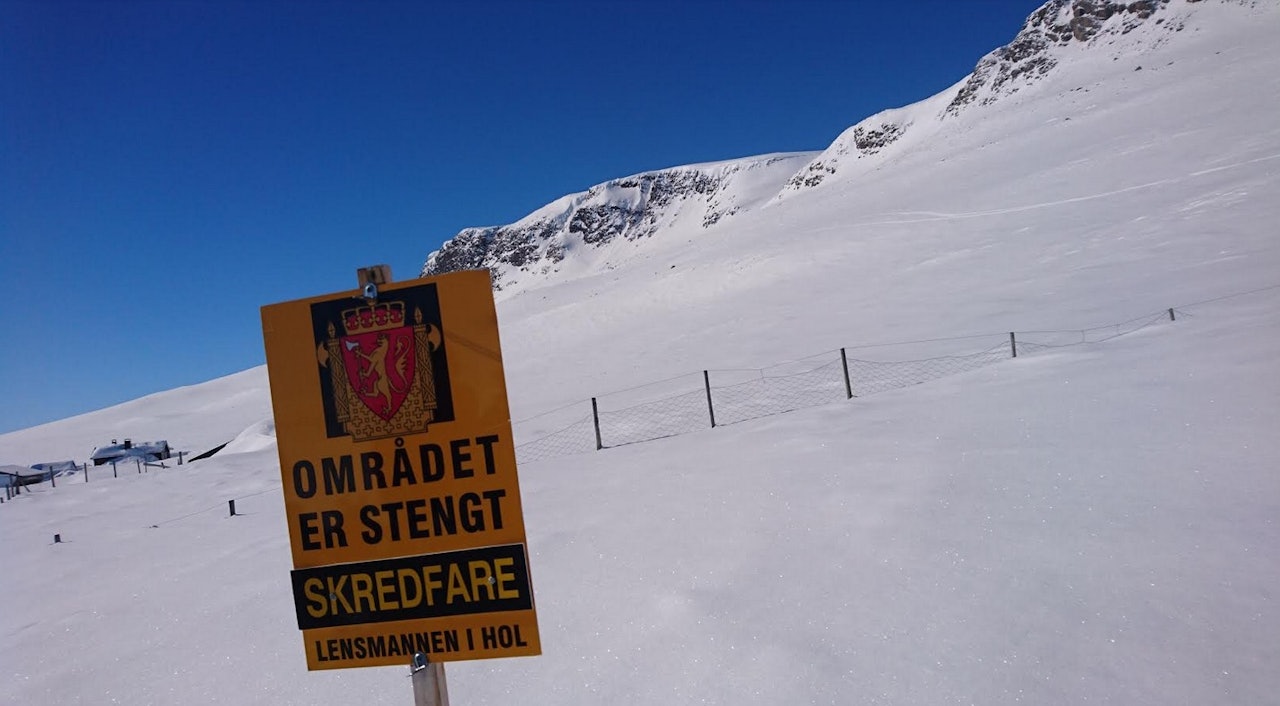 STENGT: Skiltet ved foten av Hallingskarvet er satt på oppmodning fra serveringsstedet Prestholtseter. Dette bildet er fra påska. Da meldte varsom.no om faregrad 2. Foto: Hans Holmefjord STENGT: Skiltet ved foten av Hallingskarvet er satt på oppmodning fra serveringsstedet Prestholtseter. Dette bildet er fra påska. Da meldte varsom.no om faregrad 2. Foto: Hans Holmefjord